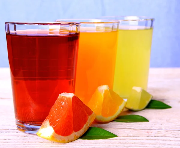 葡萄柚、 橘子、 石灰-柑橘类果汁的玻璃 — 图库照片