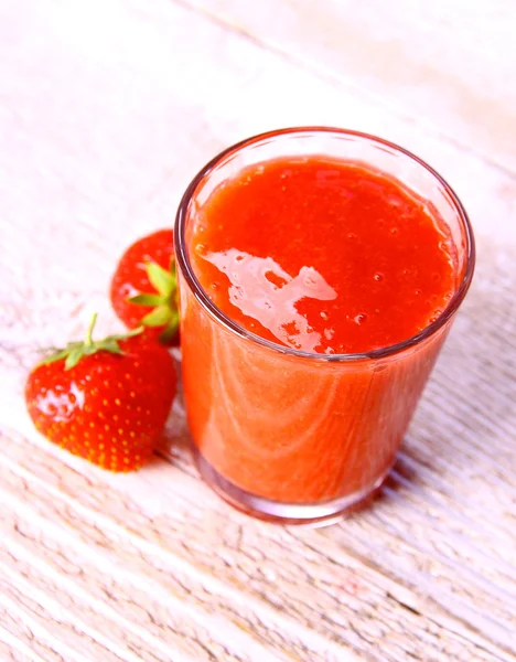 Smoothie de morango em vidro com duas bagas — Fotografia de Stock