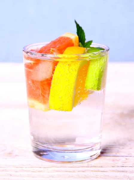 Limonada tônica com toranja, limão e limão — Fotografia de Stock