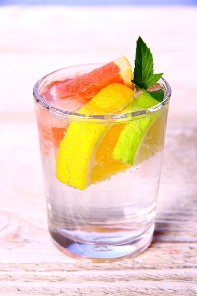 Limonada com toranja, limão, limão e gelo — Fotografia de Stock