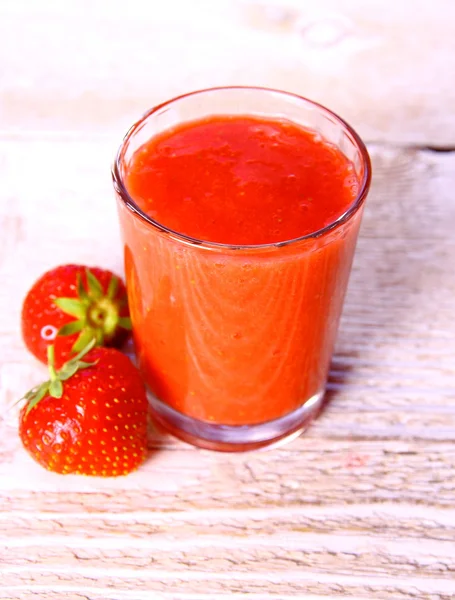 Smoothie aux fraises en verre avec deux baies — Photo