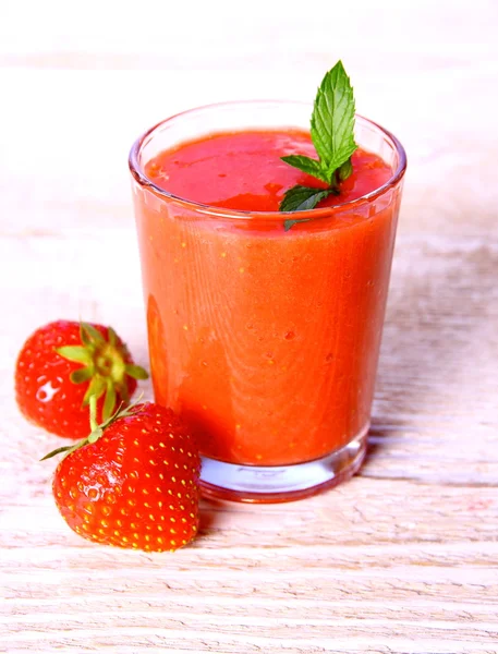 Strawberry smoothie in glas met twee bessen en mint — Stockfoto