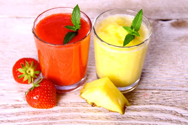 Aardbei, ananas smoothie in glas met munt, bessen — Stockfoto
