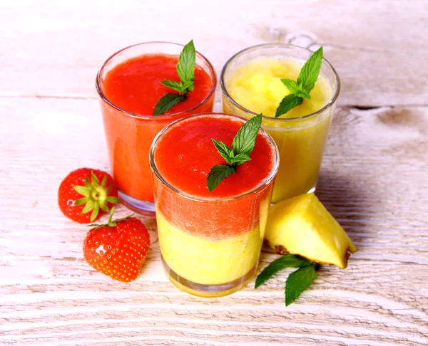 草莓和菠萝冰沙在玻璃与水果、 薄荷 — 图库照片