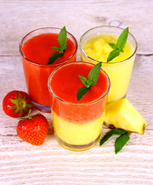 Smoothie de morango e abacaxi em vidro com frutas, hortelã — Fotografia de Stock