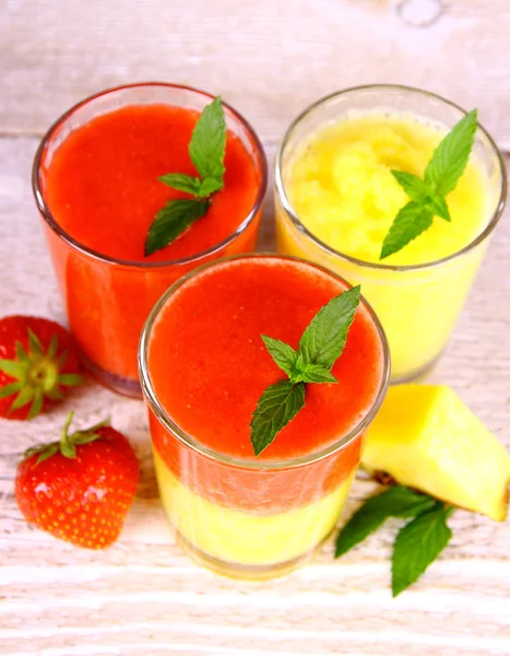 Jordgubbar och ananas smoothie i glas blandat — Stockfoto