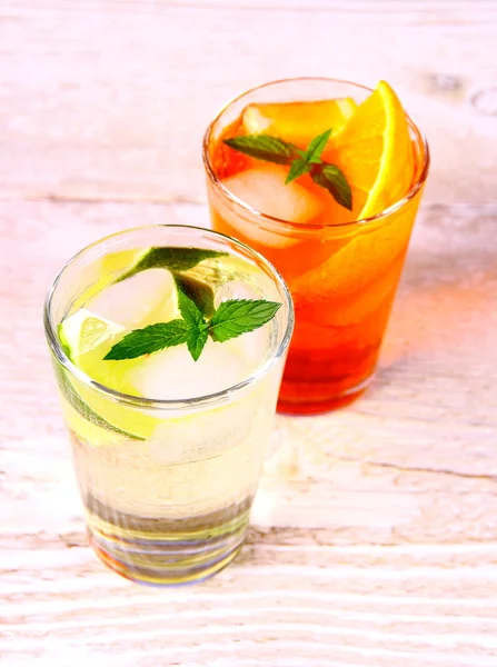 Elderflower, coquetéis de laranja no fundo de madeira branco — Fotografia de Stock