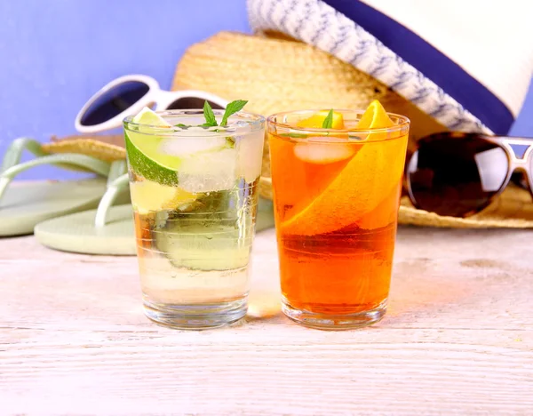 Vlierbloom, oranje cocktails met vakantie achtergrond — Stockfoto