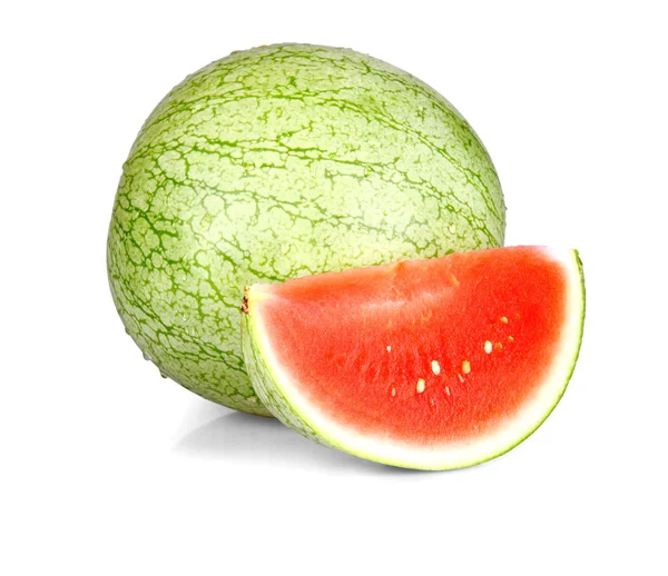 Ganze und Scheibe reife Wassermelone mit Wassertropfen — Stockfoto