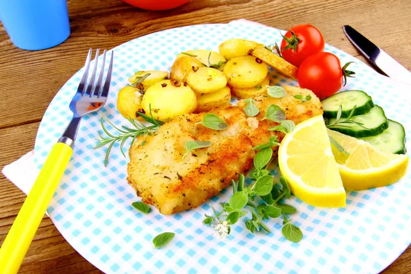 Fried fish fillet with rosemary potatoes and vegetables — Stock Photo, Image