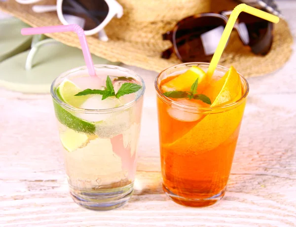 Mojito, oranje cocktails met stro en vakantie achtergrond — Stockfoto