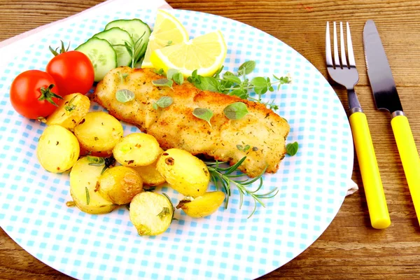 Gebakken visfilet met groenten en rozemarijn aardappelen — Stockfoto