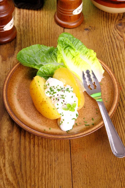 Kentang dengan keju cottage, salad dan garpu — Stok Foto