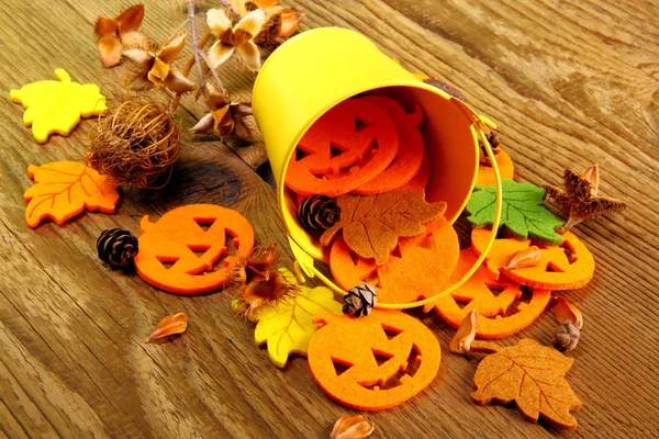 Gul hink och halloween dekoration — Stockfoto