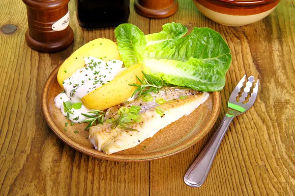 Peixe, batata com queijo cottage, salada e garfo — Fotografia de Stock