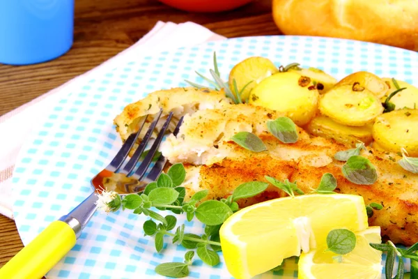 Rosemary potatoes and fish fillet fried with vegetables — Stock Photo, Image