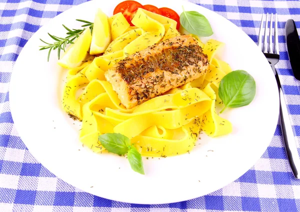 Gegrilde zalm filet met taglateli, citroen en basilicum — Stockfoto