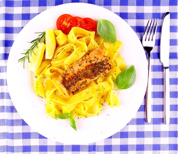 Filete de salmón a la parrilla con taglateli, limón, albahaca — Foto de Stock