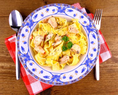 somon balığı, çatal ve kaşık ile taglateli