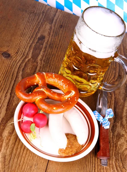 Cerveja, salsicha branca, pretzel e rabanete - Oktoberfest menu — Fotografia de Stock