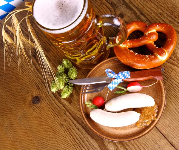 Меню фестиваля Октоберфест с пивом, белой колбасой, крендельками и редиской — стоковое фото