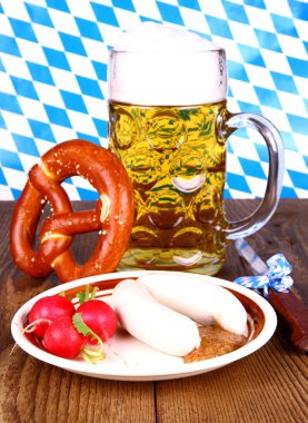 Beyaz sosis, simit, bira, turp hardal