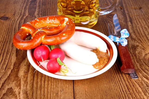 Белая колбаса, крендель, редис с горчицей и пивом — стоковое фото