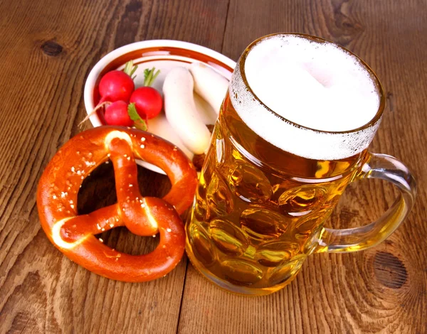 Cerveza con pretzel, salchicha blanca y rábano —  Fotos de Stock