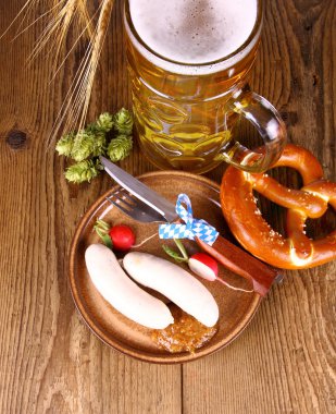 Oktoberfest menü - bira, beyaz sosis, simit, turp