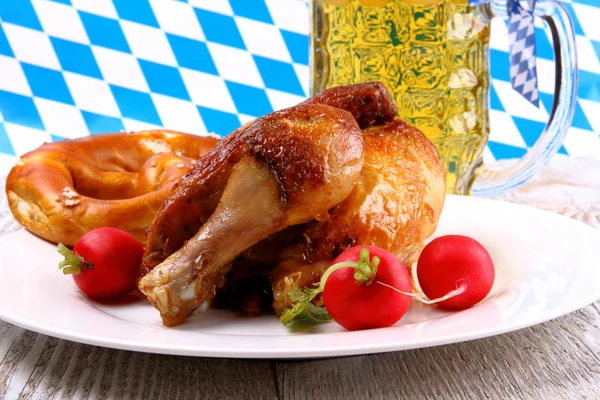 Pollo Oktoberfest con ravanello, pretzel e birra — Foto Stock