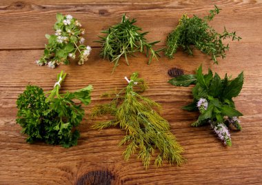 paket kahverengi ahşap zemin üzerinde otlar