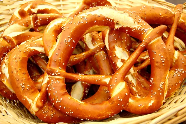 Large wicker basket and giant pretzels — Stock Photo, Image