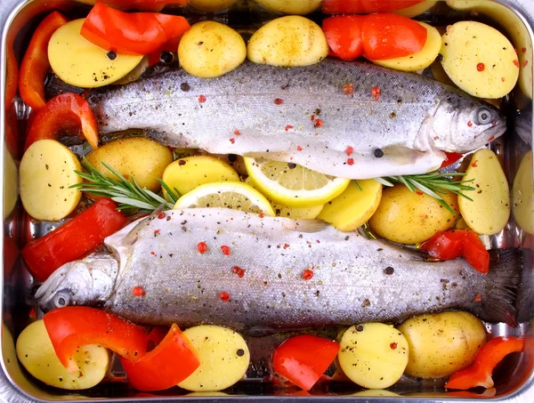 Due trote arcobaleno intere con peperoncino, patate e limone — Foto Stock