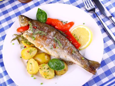 kırmızı biber, biberiye ve patates ile Izgara Alabalık