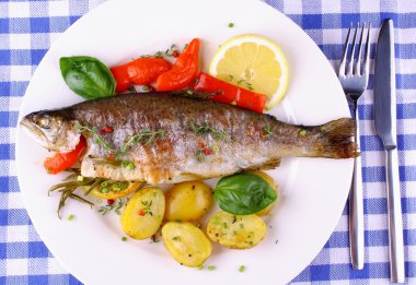 kırmızı biber, biberiye ve patates ile Izgara Alabalık