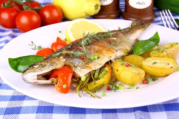 Grilled trout with potato, red pepper and lemon — Stock Photo, Image
