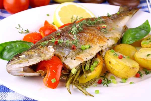 Grilled rainbow trout with potato, red pepper and lemon — Stock Photo, Image