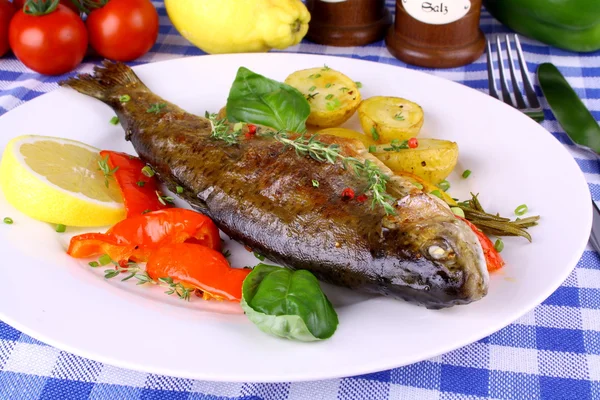 Trota alla griglia con patate, peperoncino, basilico e limone — Foto Stock