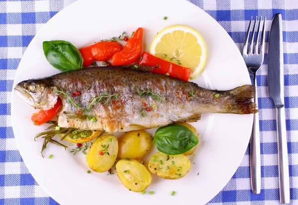 Trucha arco iris a la plancha con pimientos rojos, Romero y patatas —  Fotos de Stock