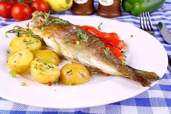 Grilled rainbow trout with potato, red pepper and rosemary — Stock Photo, Image