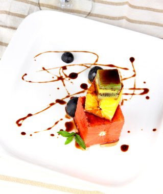 greyfurt, kivi ve turuncu tatlı çikolata sos ile