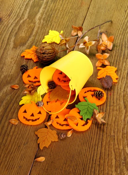 Жёлтое ведро и украшения на Хэллоуин — стоковое фото