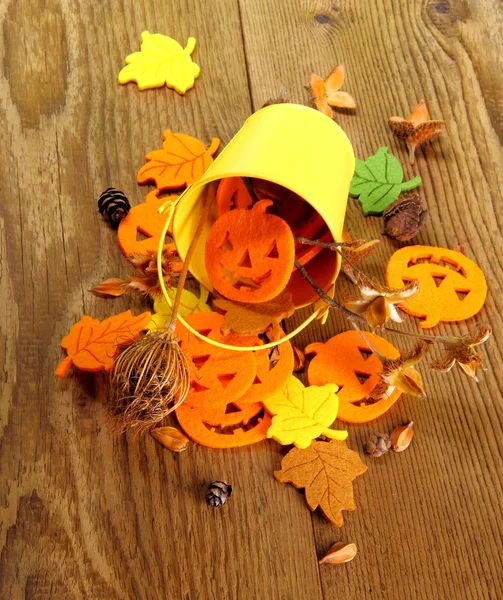 Gul hink med halloween, hösten deco och skrivutrymme — Stockfoto