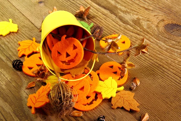 Gul hink och halloween, hösten deco med skrivutrymme — Stockfoto