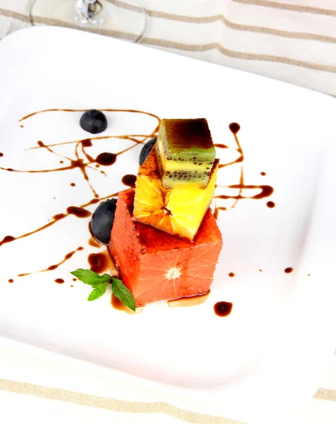Dessert au pamplemousse, kiwi et orange avec sauce au chocolat — Photo
