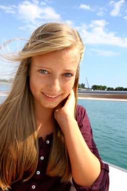 neşeli genç sarışın kız teknede