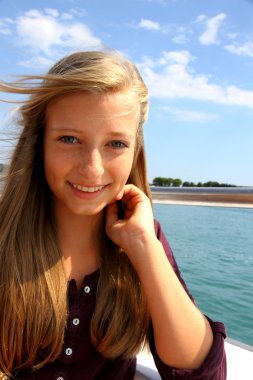 Gemide bulunan neşeli genç sarışın kız