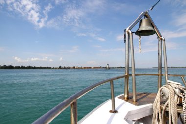 Deniz feneri güverte ve bell görünümü ile gemi