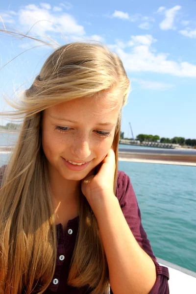 Vrolijke jonge blonde meisje op schip — Stockfoto