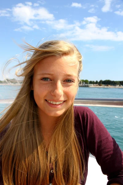 Joyeux jeune fille blonde sur le navire en mer — Photo